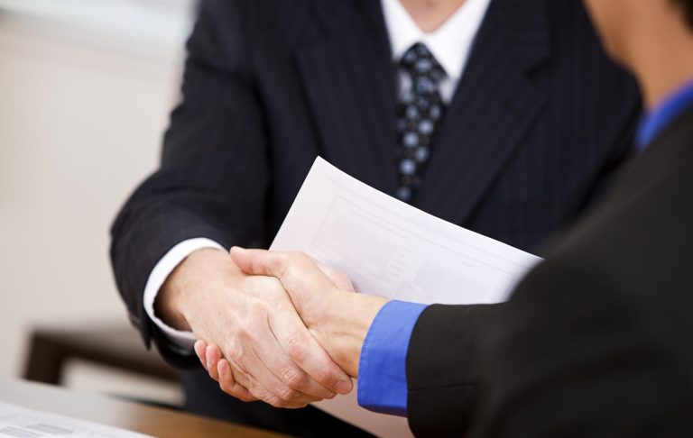 Poignée de mains représentant une collaboration professionnelle.