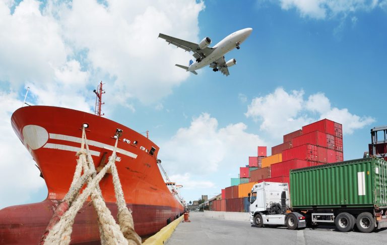 Un bateau porte-conteneurs, avion et camion illustrant l'exportation.